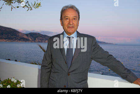 Roquebrune cap Martin, Francia. Xix Sep, 2017. roquebrune cap martin; Francia - 19 settembre: 2017: il ristorante de plage la cigale vista spiaggia premiato con il marchio di qualità della camera di commercio e industria di Nizza (qualite tourisme) con Patrick cesari (sindaco di roquebrune cap martin) | utilizzo del credito in tutto il mondo: dpa/alamy live news Foto Stock