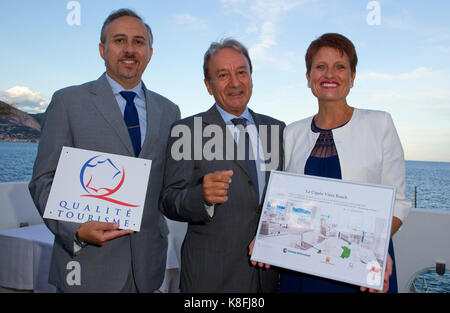 Roquebrune cap Martin, Francia. Xix Sep, 2017. roquebrune cap martin; Francia - 19 settembre: 2017: il ristorante de plage la cigale vista spiaggia premiato con il marchio di qualità della camera di commercio e industria di Nizza (qualite tourisme) con massimo scarpata; patrick cesari (sindaco/maire di roquebru | Utilizzo di credito in tutto il mondo: dpa/alamy live news Foto Stock