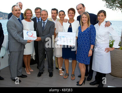 Roquebrune cap Martin, Francia. Xix Sep, 2017. roquebrune cap martin; Francia - 19 settembre: 2017: il ristorante de plage la cigale vista spiaggia premiato con il marchio di qualità della camera di commercio e industria di Nizza (qualite tourisme) con massimo scarpata; Gilles de Boissieu; patrick cesari (sindaco | Utilizzo di credito in tutto il mondo: dpa/alamy live news Foto Stock