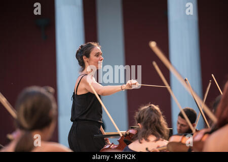 (170919) -- Atene, sept. 19, 2017 (Xinhua) -- il conduttore zoe zeniodi conduce il greco-turco orchestra giovanile (gtyo) a zappeion hall di Atene, greco, sett. 8, 2017. Dieci anni fa, Leni konialidis ha riunito un gruppo di giovani greco e turco musicisti con la convinzione che attraverso la musica, la rivalità di lunga data potrebbero essere superati e amicizia potrebbe prosperare. Dieci anni più tardi, il greco-turco orchestra giovanile (gtyo) ha girato la Grecia per il suo decimo anno di questo mese di settembre come un esemplare di dialogo interculturale che costruisce ponti di comunicazione lungo il mare Egeo. (Xinhua/lefteris partsali Foto Stock