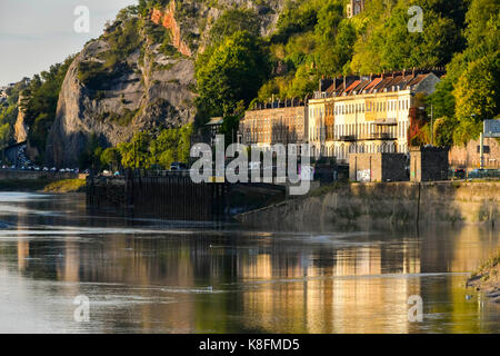 Bristol, Regno Unito. Xix Sep, 2017. uk meteo. edifici al di sotto del ponte sospeso di Clifton a bristol visto dalle rive del fiume Avon riflettono in acqua su un caldo e soleggiato serata autunnale. Photo credit: Graham hunt/alamy live news Foto Stock