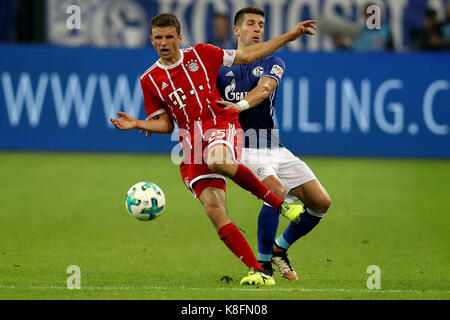 Gelsenkirchen (Germania). Xix Sep, 2017. thomas mueller (l) del Bayern Monaco di Baviera il sistema VIES per la palla con matija nastasic di schalke 04 durante il loro match della Bundesliga a Gelsenkirchen, Germania, sett. 19, 2017. Il Bayern Monaco ha vinto 3-0. Credito: Joachim bywaletz/xinhua/alamy live news Foto Stock