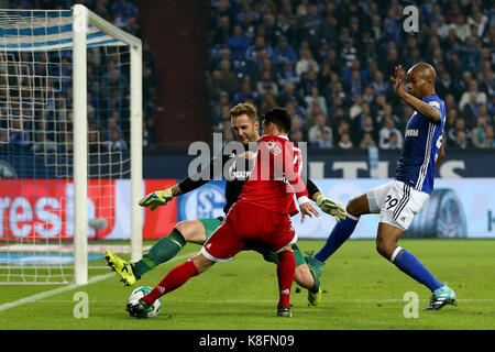 Gelsenkirchen (Germania). Xix Sep, 2017. James rodriguez (c) del Bayern Monaco di Baviera il sistema VIES per la palla durante il match della Bundesliga tra Schalke 04 e Bayern Monaco di Baviera a Gelsenkirchen, Germania, sett. 19, 2017. Il Bayern Monaco ha vinto 3-0. Credito: Joachim bywaletz/xinhua/alamy live news Foto Stock