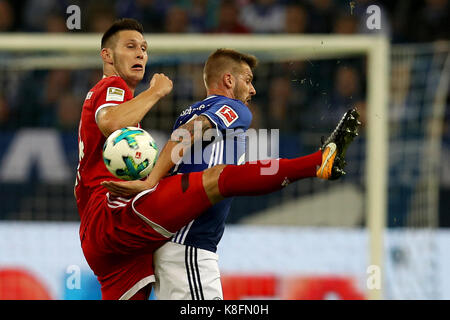 Gelsenkirchen (Germania). Xix Sep, 2017. guido burgstaller di schalke 04 il sistema VIES per la palla con niklas suele (l) del Bayern Monaco durante il loro match della Bundesliga a Gelsenkirchen, Germania, sett. 19, 2017. Il Bayern Monaco ha vinto 3-0. Credito: Joachim bywaletz/xinhua/alamy live news Foto Stock