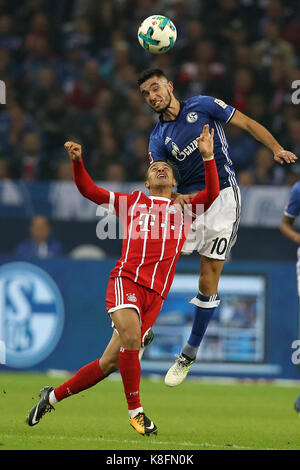 Gelsenkirchen (Germania). Xix Sep, 2017. nabil bentaleb (superiore) di schalke 04 il sistema VIES per la palla con thiago alcantara del Bayern Monaco durante il loro match della Bundesliga a Gelsenkirchen, Germania, sett. 19, 2017. Il Bayern Monaco ha vinto 3-0. Credito: Joachim bywaletz/xinhua/alamy live news Foto Stock