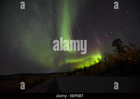 Yellowknife, Canada. Xix Sep, 2017. incredibile aurora può essere visto in yellowknife, Canada, Settembre 19th, 2017. Un'aurora, talvolta indicato come un luci polari o Northern Lights è una luce naturale visualizzare nella terra del cielo, prevalentemente visto in alta latitudine (artico e Antartide) regioni. Credito: sipa asia/zuma filo/alamy live news Foto Stock