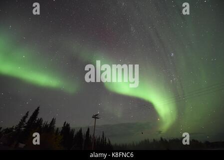 Yellowknife, Canada. Xix Sep, 2017. incredibile aurora può essere visto in yellowknife, Canada, Settembre 19th, 2017. Un'aurora, talvolta indicato come un luci polari o Northern Lights è una luce naturale visualizzare nella terra del cielo, prevalentemente visto in alta latitudine (artico e Antartide) regioni. Credito: sipa asia/zuma filo/alamy live news Foto Stock