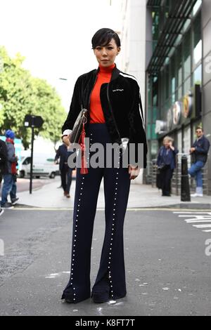 Londra, grossbritannien. Xviii Sep, 2017. Un elegante showgoer ponendo al di fuori della pista erdem visualizza durante la London Fashion Week - Settembre 18, 2017 - credit: pista manhattan/valentina ranieri ***per solo uso editoriale*** | verwendung weltweit/dpa/alamy live news Foto Stock