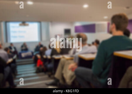 Messa a fuoco offuscata della gente di affari ad una conferenza di presentazione Foto Stock