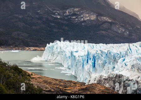 Vista laterale del ghiacciaio Perito Moreno e lago argentino, parco nazionale Los Glaciares, Patagonia, Cile Foto Stock