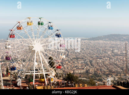 Vista dal parco di divertimenti di Tibidabo con il giradabo grande ruota, Barcellona, in Catalogna, Spagna Foto Stock