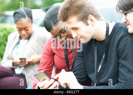 Gli studenti di scuola professionale tenendo break Foto Stock