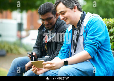 Gli studenti di scuola professionale tenendo break Foto Stock