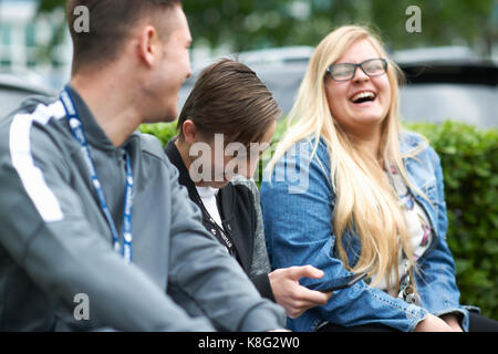 Gli studenti di scuola professionale tenendo break Foto Stock