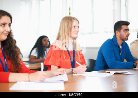 Gli studenti che studiano in aula Foto Stock