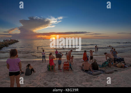La gente a guardare il tramonto al molo nord sul golfo del Messico in nokomis florida
