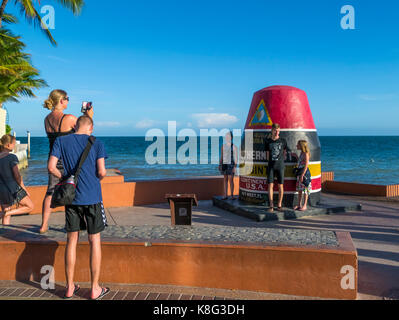 La gente che prende le immagini al punto più meridionale boa di Key West Florida è il punto più meridionale negli Stati Uniti continentali Foto Stock