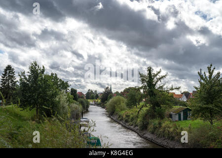 Barche sul fiume lühe in Altes Land, il più grande frutto contigui-regione di produzione in Europa centrale vicino ad Amburgo, Germania Foto Stock