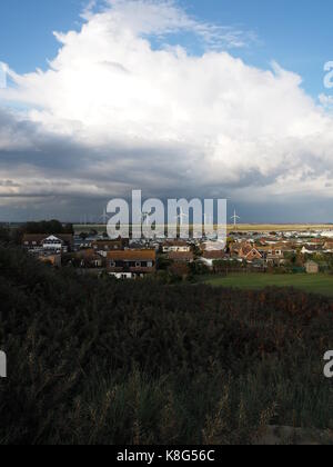 Le turbine eoliche in prossimità di un villaggio Foto Stock