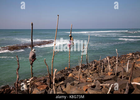 Stilt ahangama pescatori della provincia meridionale dello Sri lanka Foto Stock