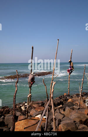 Stilt ahangama pescatori della provincia meridionale dello Sri lanka Foto Stock