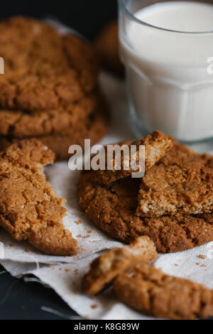 Angolo di alta vista mangiato biscotti e latte sul tavolo Foto Stock