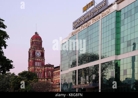 La birmania, myanmar: era coloniale edifici a Yangon (ex Rangoon). La costruzione dell'Alta Corte, un edificio in mattoni rossi progettata dall architetto Giovanni Ransome Foto Stock