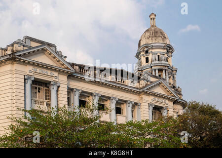 La birmania, myanmar: era coloniale edifici a Yangon (ex Rangoon). Edificio di Strand Road alloggiamento del Myanmar economica filiale di banca 3 *** Capt locale Foto Stock