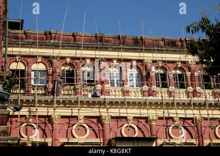 La birmania, myanmar: era coloniale edifici a Yangon (ex Rangoon). Facciata della costruzione dell'Alta Corte, progettato dall'architetto Giovanni Ransome nel 1911. Foto Stock