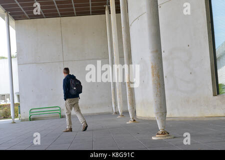 Far cadere al di fuori della scuola. Alta scuola studente lasciando la high school, da soli.Caption locale *** Foto Stock