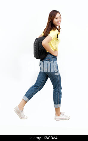 Ritratto felice teenage sorriso asiatiche azione con zaino e casual indossando di università o di camp su bianco isolare lo sfondo Foto Stock