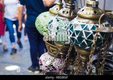 Multi-colore di lampade pendenti presso il Grand Bazaar di Istanbul. Foto Stock