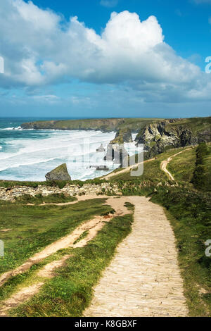 Tregurrian - il sentiero costiero che conducono in basso verso Bedruthan Steps sulla North Cornwall coast. Foto Stock