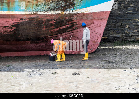 Per la riparazione navale - lo scafo di un peschereccio in riparazione in Padstow Porto sulla North Cornwall coast. Foto Stock