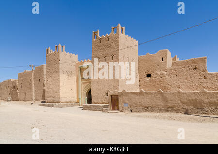 Bel vecchio edificio di argilla chiamati una kasbah nel deserto del Marocco, Africa del nord. Foto Stock