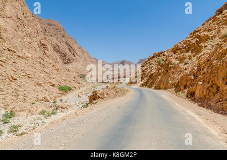 La strada attraverso impressionante todra gorge nell'atlante del Marocco, Africa del nord. Foto Stock