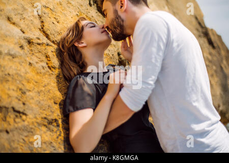 Giovane baciare sulla roccia Foto Stock