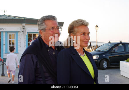 Porto Rotondo, Sardegna, giugno,26,2010. Imprenditore italiano Carlo De Benedetti e di sua moglie ( l'attrice Silvia Monti) all'apertura nuovo Yacht Club Foto Stock