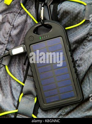 Portatile cella solare appeso su zaino turistico closeup Foto Stock