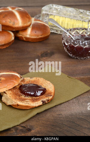 Tostare hot cross bun con confettura di fragole Foto Stock