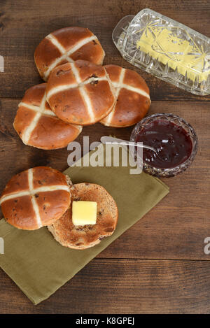 Vista superiore tostare hot cross bun con burro Foto Stock