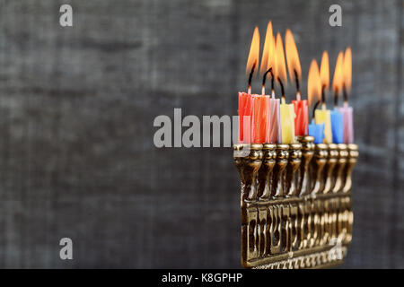 Festa ebraica, simbolo di vacanza Hanukkah luminosa incandescente Hanukkah Menorah - Profondità di campo Foto Stock