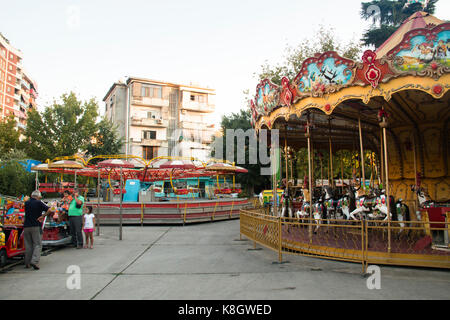 Tirana, Albania - agosto 2017: un vecchio piccolo parco giochi nel centro di Tirana, la capitale dell'albania Foto Stock