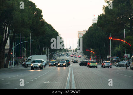 Tirana, Albania - agosto 2017: Tramonto sul viale principale di Tirana, la capitale dell'albania Foto Stock