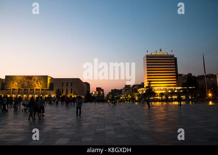 Tirana, Albania - agosto 2017: tramonto su Piazza Skanderbeg, la piazza principale di Tirana in Albania Foto Stock