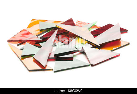 Colorate vetro macchiato Residui su uno sfondo bianco. Assicurazione infortuni / vetro riciclato concetti Foto Stock