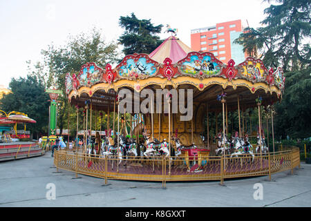 Tirana, Albania - agosto 2017: un vecchio piccolo parco giochi nel centro di Tirana, la capitale dell'albania Foto Stock