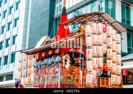 Gion Matsuri galleggianti sono condotti attraverso la città in laccati. più famoso festival. Kyoto, Giappone Foto Stock