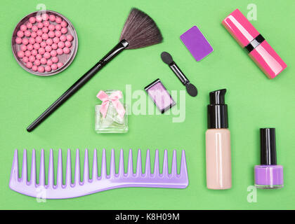 Set di sacchetto cosmetico essentials: foundation, blush, rossetto, ombretto, pennelli per il trucco, profumo, smalto per unghie, pettine Foto Stock