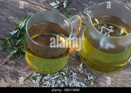 Befuss-Tee, Befusstee, Tee, Kräutertee, Heiltee. Gewöhnlicher Beifuß, Beifuss, Artemisia vulgaris, Mugwort, legno di erba comune, tè, tè alle erbe, t Foto Stock